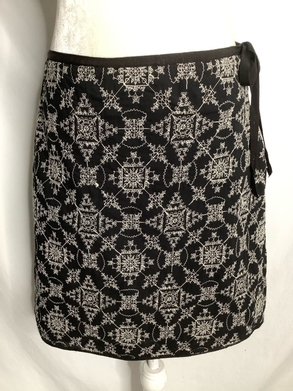 Black and White Embroidered A-Line Cotton Skirt Size 4P Whimsigoth Dark Romantic